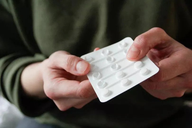 Prendre une pilule antihistaminique